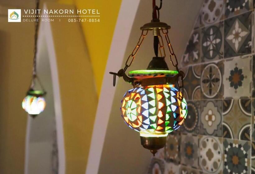 اتاق لوکس, Vijit Nakorn