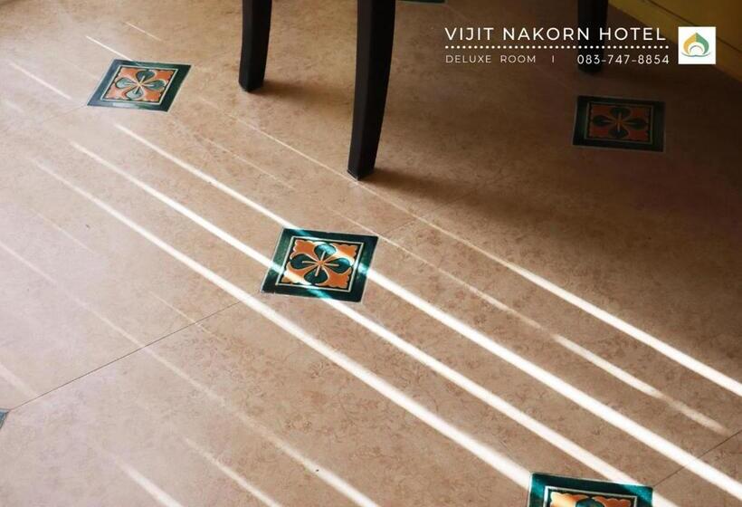 اتاق لوکس, Vijit Nakorn