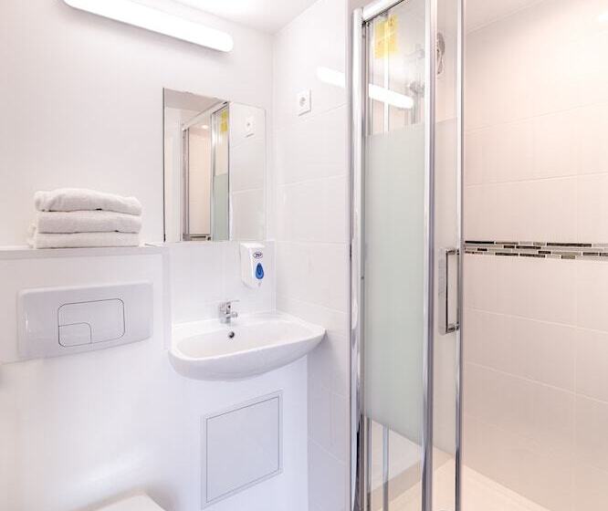 اتاق استاندارد سه نفره, Brit Hotel Macon Nord Autoroute Du Soleil