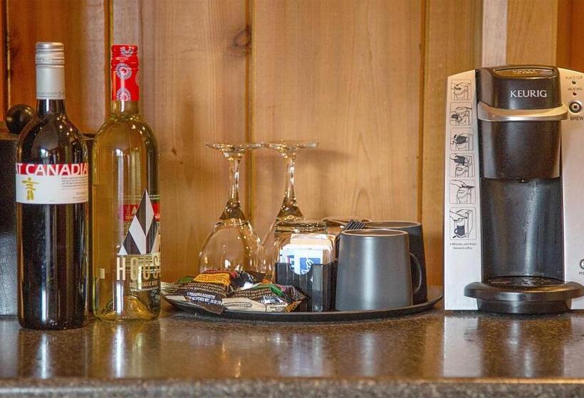 اتاق استاندارد با چشم‌انداز استخر, Fairmont Hot Springs Resort