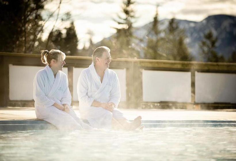 غرفة قياسية مطلّة علي حمام السباحة, Fairmont Hot Springs Resort