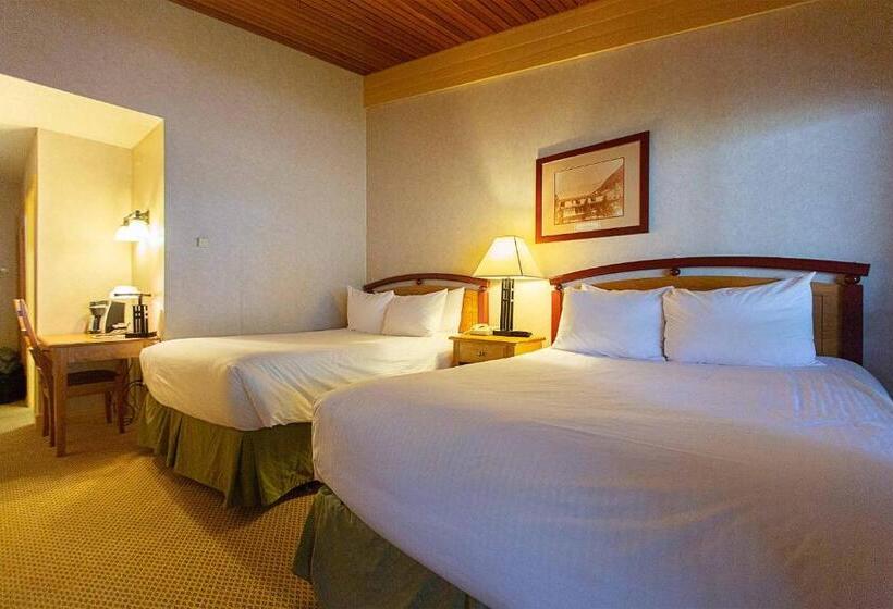 اتاق استاندارد با چشم‌انداز استخر, Fairmont Hot Springs Resort