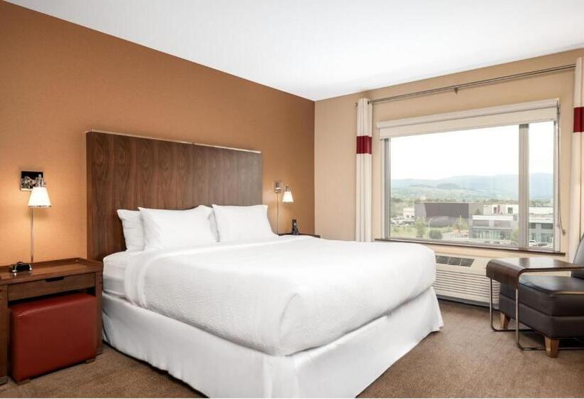 Deluxe Suite King Bed, Four Points By Sheraton Kelowna Airport