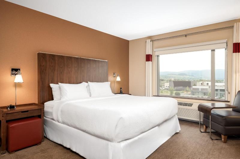 Deluxe Suite King Bed, Four Points By Sheraton Kelowna Airport