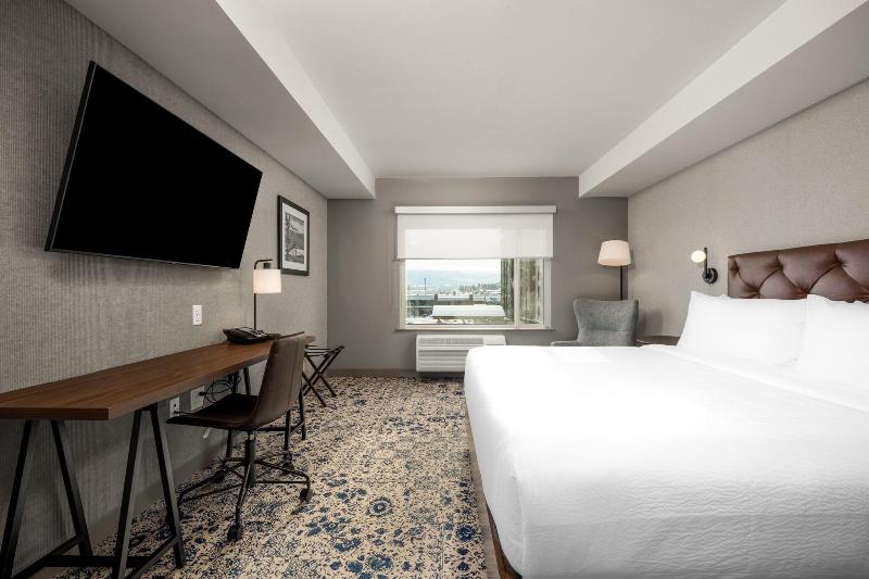 اتاق استاندارد با تخت بزرگ, Four Points By Sheraton Kelowna Airport