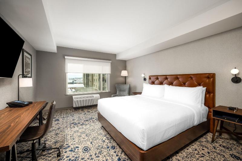 اتاق استاندارد با تخت بزرگ, Four Points By Sheraton Kelowna Airport