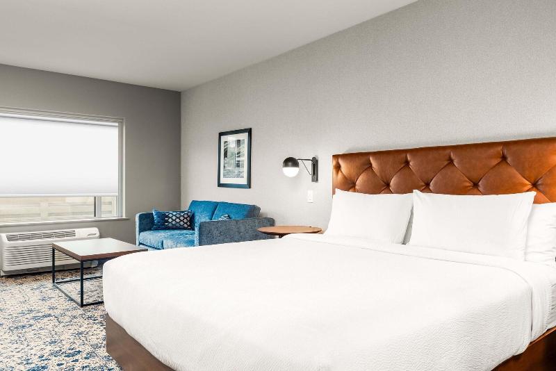 اتاق استاندارد با تخت بزرگ, Four Points By Sheraton Kelowna Airport