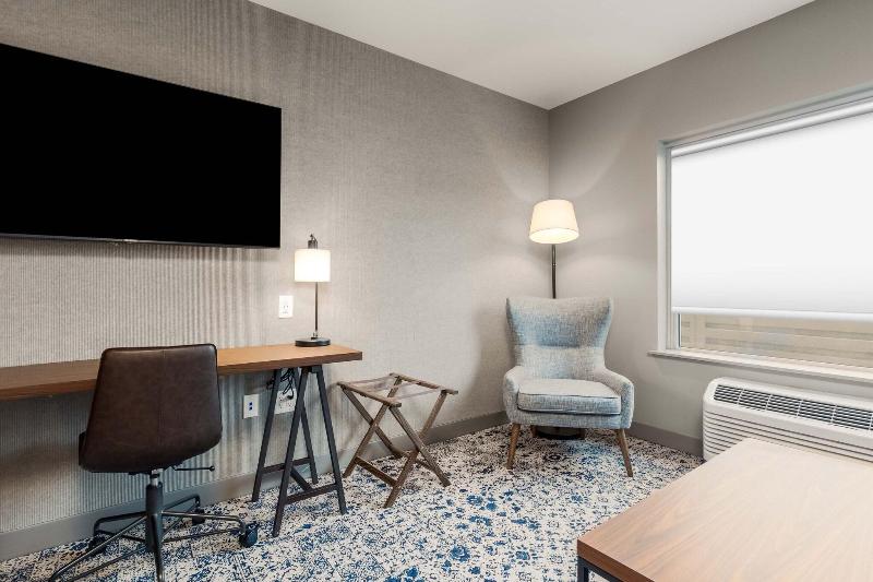 اتاق استاندارد با تخت بزرگ, Four Points By Sheraton Kelowna Airport