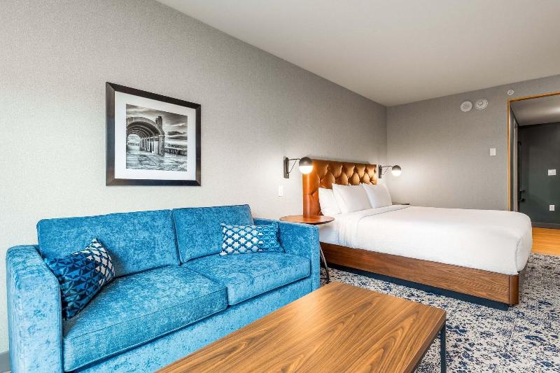 اتاق استاندارد با تخت بزرگ, Four Points By Sheraton Kelowna Airport