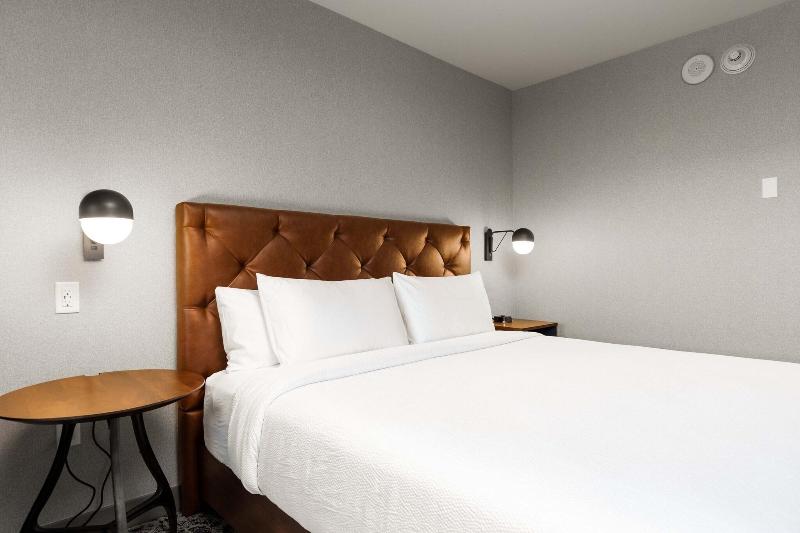اتاق استاندارد با تخت بزرگ, Four Points By Sheraton Kelowna Airport