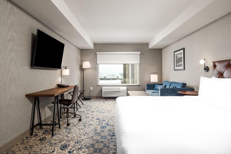 اتاق استاندارد با تخت بزرگ, Four Points By Sheraton Kelowna Airport