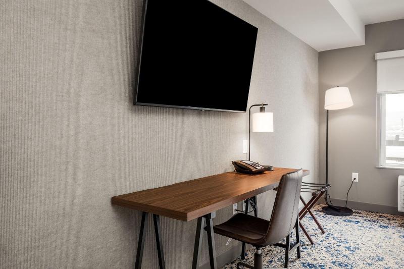 اتاق استاندارد با تخت بزرگ, Four Points By Sheraton Kelowna Airport