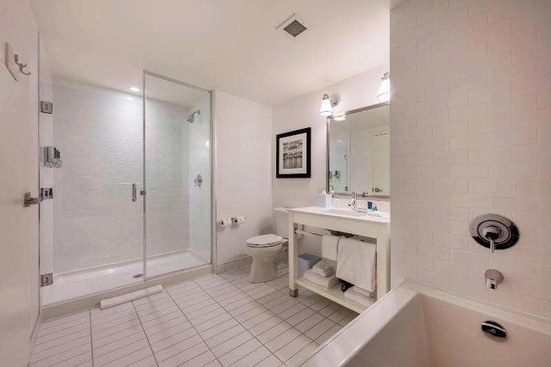 سوئیت با تخت بزرگ, Four Points By Sheraton Kelowna Airport
