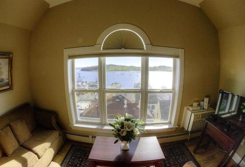 Suite, Lunenburg Arms