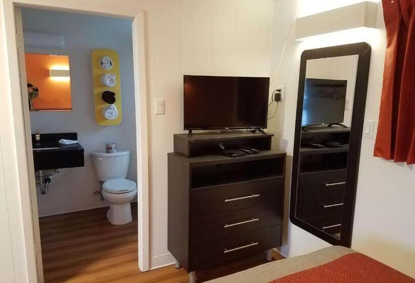 اتاق لوکس چهار تخته, Motel 6 Cranbrook, Bc