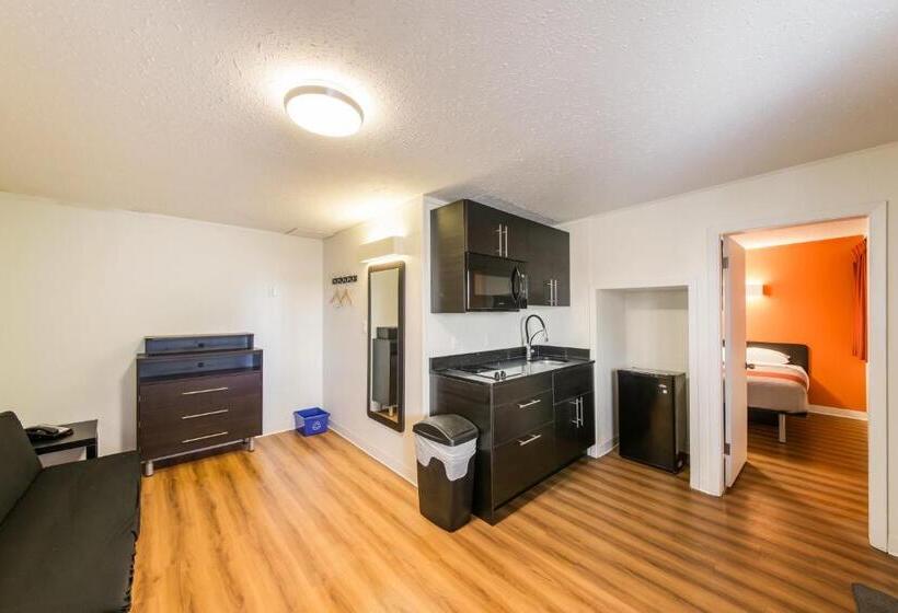 سوییت لوکس, Motel 6 Cranbrook, Bc