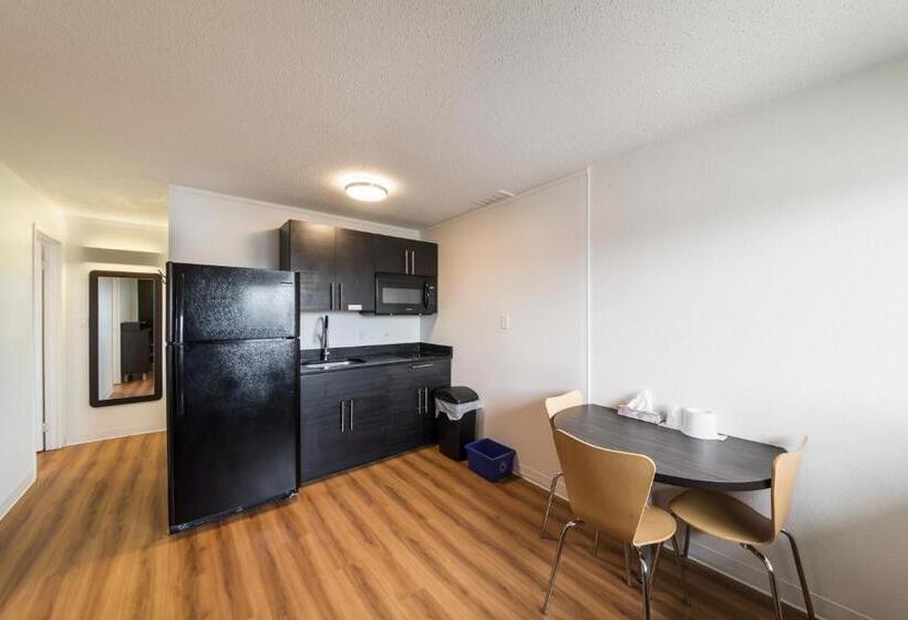 سوییت لوکس, Motel 6 Cranbrook, Bc
