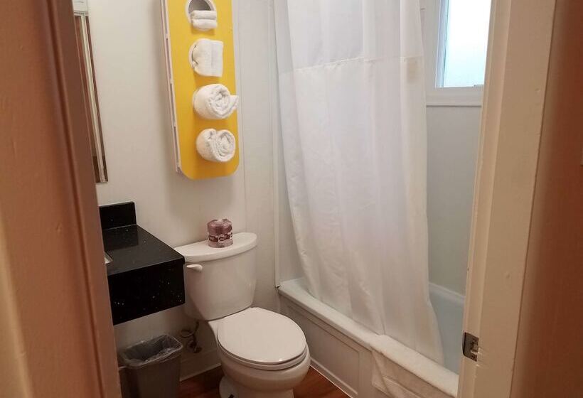 اتاق لوکس, Motel 6 Cranbrook, Bc