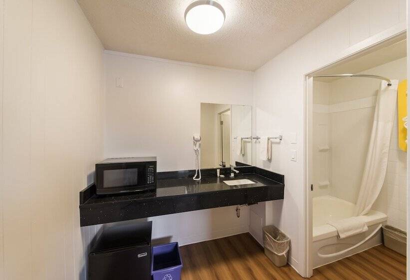 اتاق لوکس, Motel 6 Cranbrook, Bc