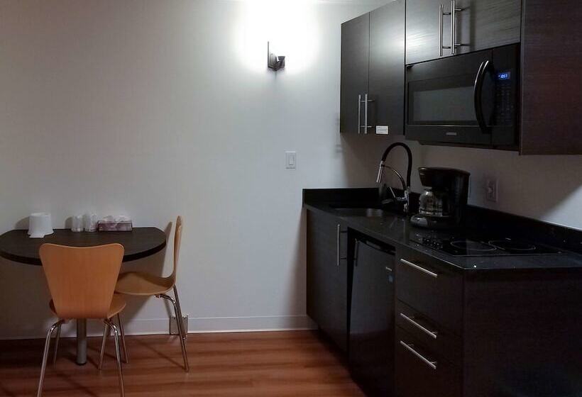 سوییت لوکس, Motel 6 Cranbrook, Bc