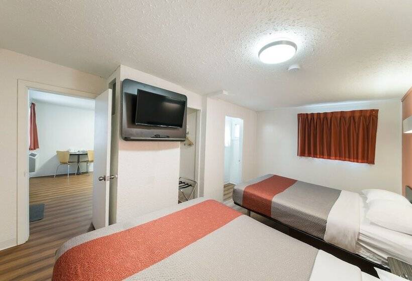 سوییت لوکس, Motel 6 Cranbrook, Bc