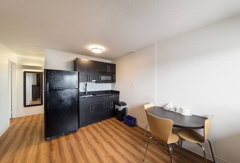سوییت لوکس, Motel 6 Cranbrook, Bc