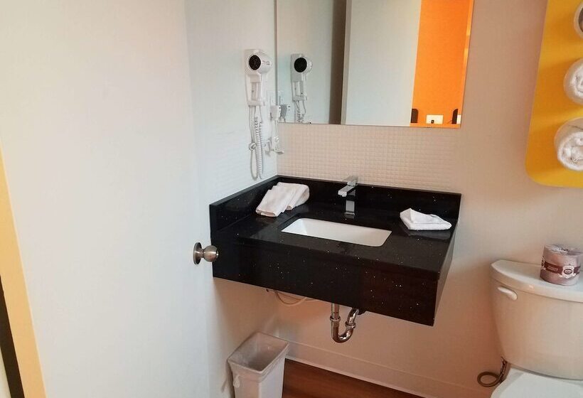 سوییت لوکس, Motel 6 Cranbrook, Bc