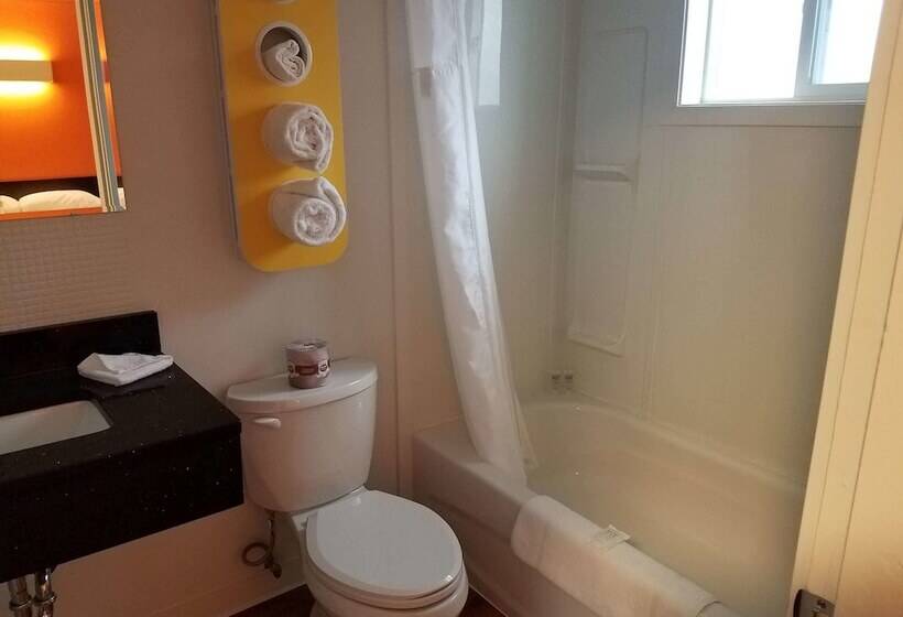اتاق لوکس, Motel 6 Cranbrook, Bc