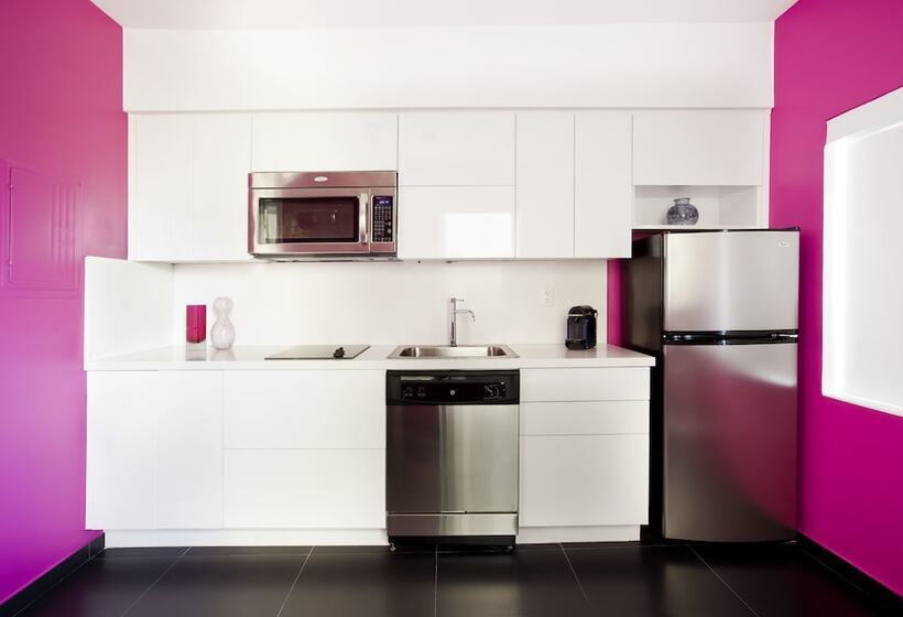 استودیوی استاندارد, Blanc Kara Adults Only
