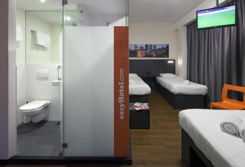 Family Room, Easyhotel The Hague City Centre