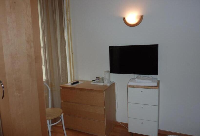 Ortak Banyolu Tek Kişilik Standart Oda, Hôtel Du Marché