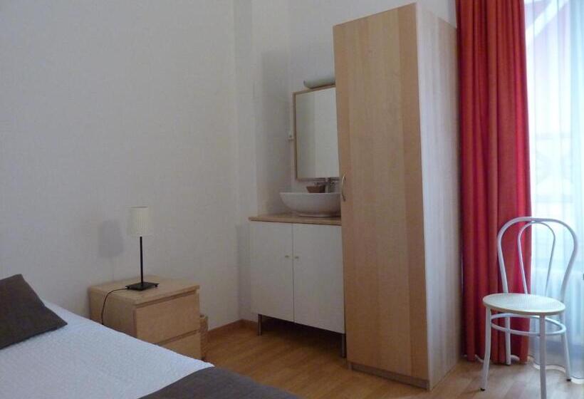 Ortak Banyolu Tek Kişilik Standart Oda, Hôtel Du Marché