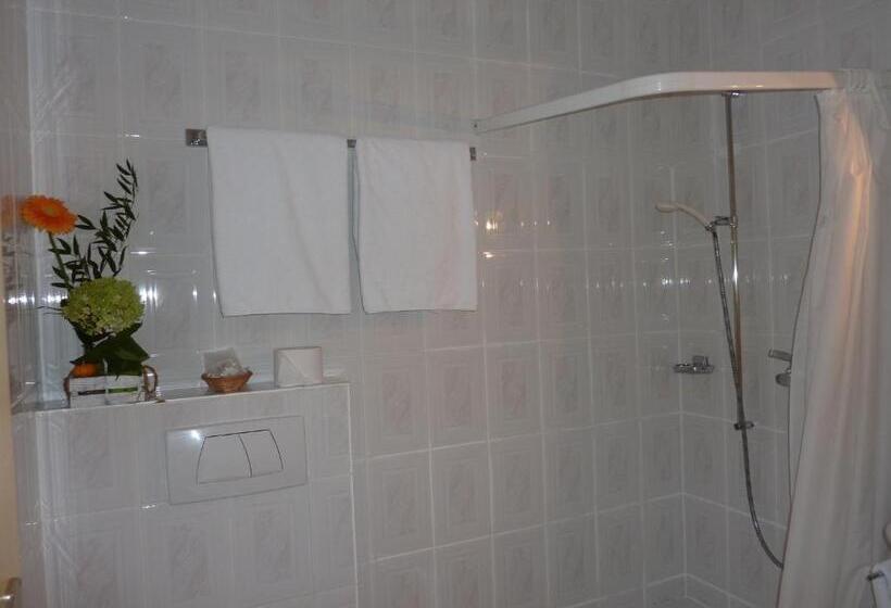 Üç Kişilik Standart Oda, Hôtel Du Marché