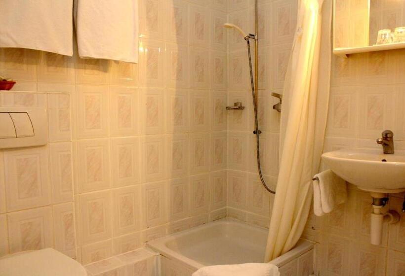 Üç Kişilik Standart Oda, Hôtel Du Marché