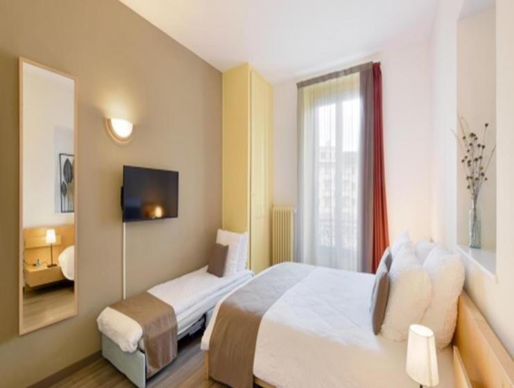 Orta Banyolu Üç Kişilik Standart Oda, Hôtel Du Marché