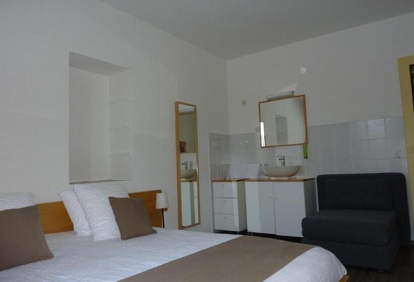 Orta Banyolu Üç Kişilik Standart Oda, Hôtel Du Marché