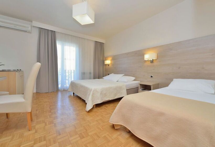 اتاق استاندارد سه تخته با بالکن, Rooms & Restaurant Matanovi Dvori