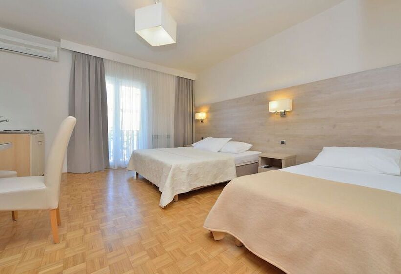 Quarto Triplo Estandar com Sacada, Rooms & Restaurant Matanovi Dvori