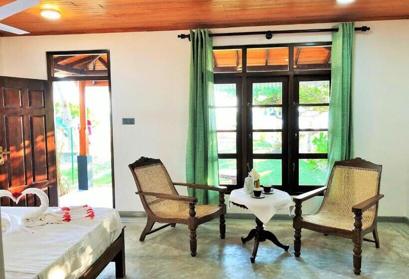 اتاق لوکس با بالکن و چشم‌انداز دریا, Sunflower Beach Resort