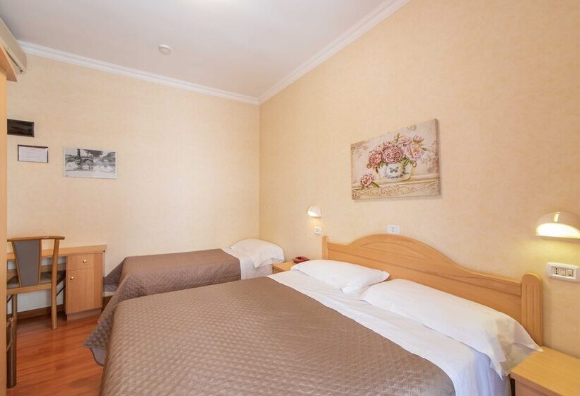 Standard Triple Room, Siviglia