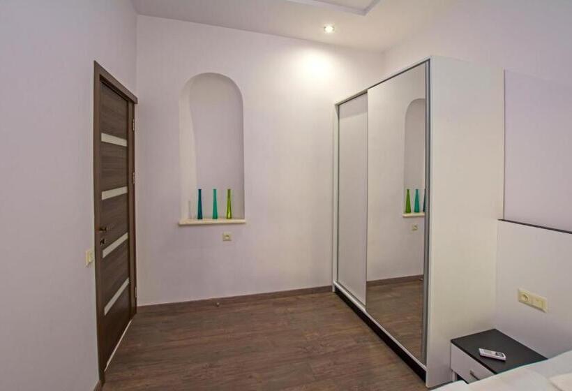 اتاق استاندارد با سرویس بهداشتی مشترک, Yerevan Hostel