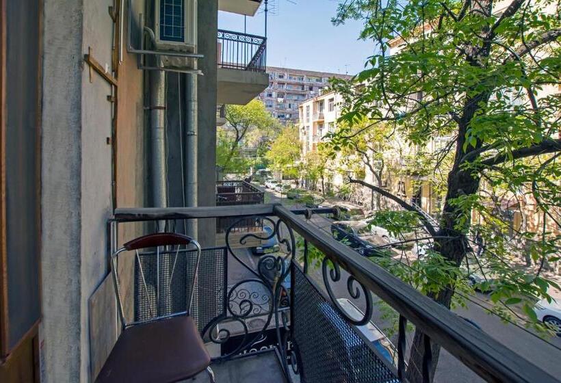 اتاق استاندارد با سرویس بهداشتی مشترک, Yerevan Hostel