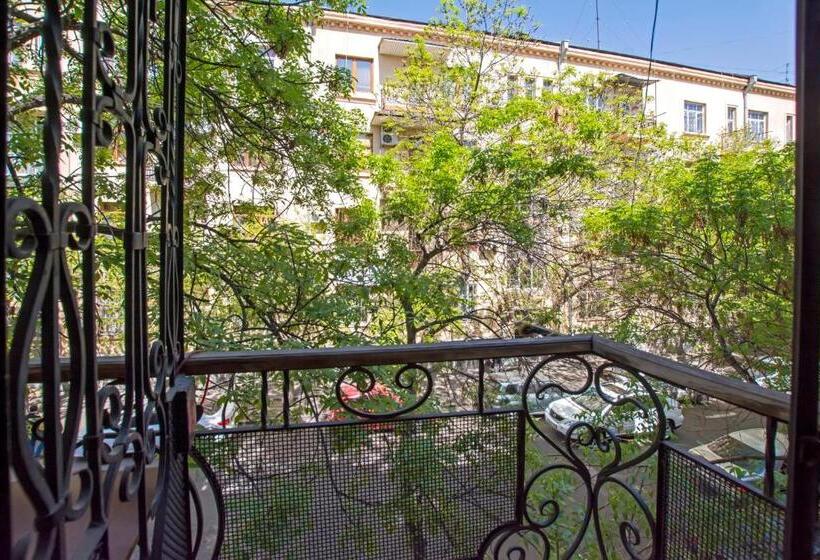 اتاق استاندارد با سرویس بهداشتی مشترک, Yerevan Hostel
