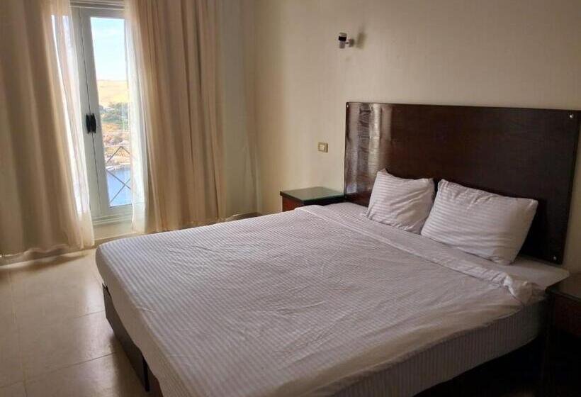 اتاق لوکس با تخت بزرگ, Aswan Nile Palace