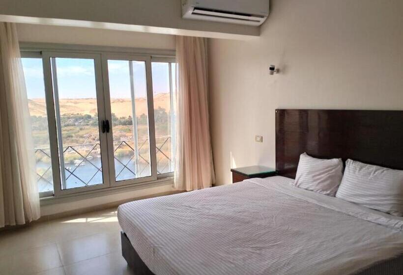 اتاق لوکس با تخت بزرگ, Aswan Nile Palace