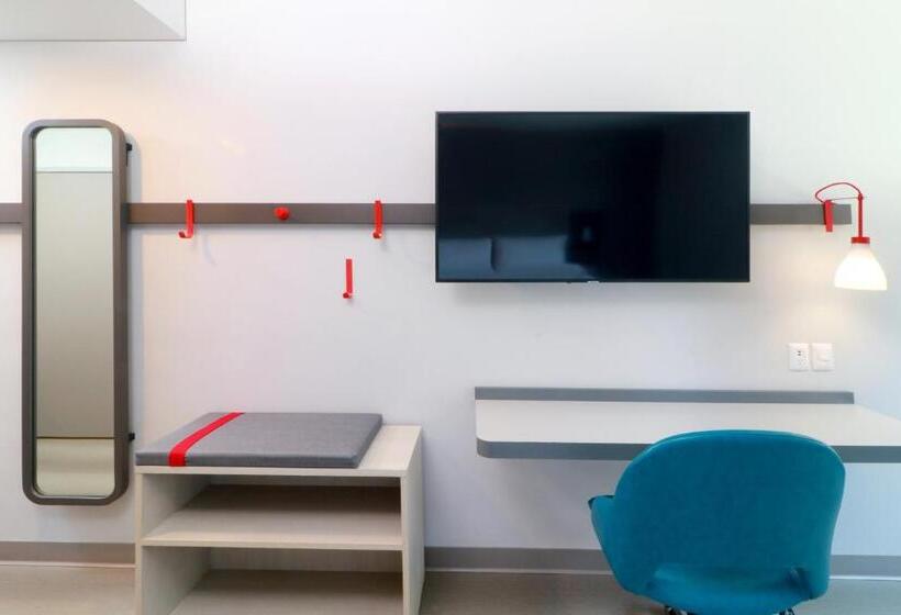 اتاق استاندارد با تخت بزرگ برای معلولان, Avid Hotels   Tijuana   Otay, An Ihg