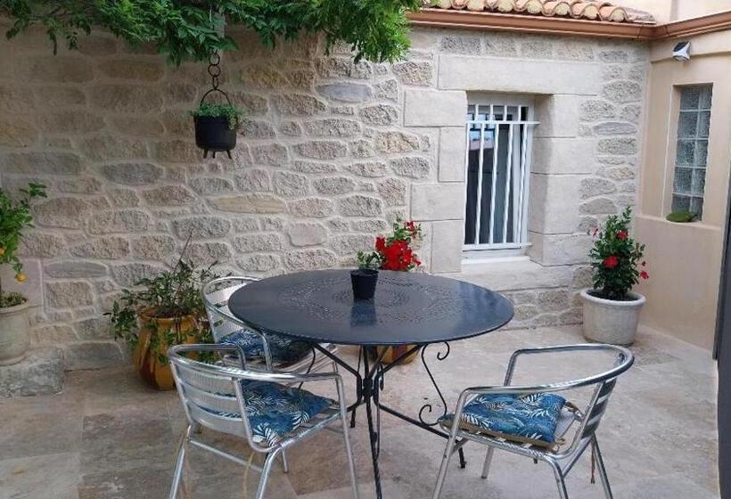 استودیو استاندارد با چشم‌انداز استخر, Le Mazet En été   Studio En Garrigue Nimoise