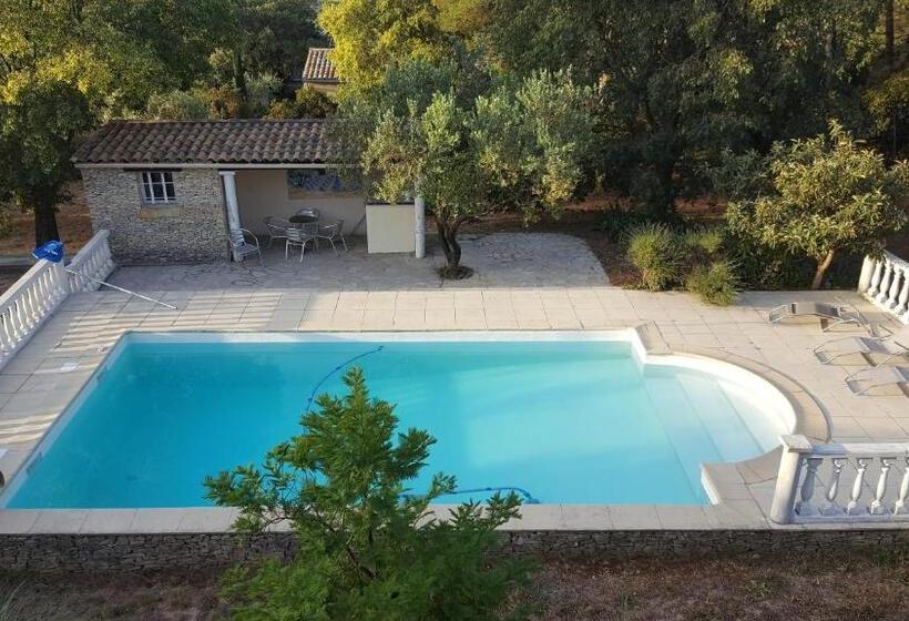 استودیو استاندارد با چشم‌انداز استخر, Le Mazet En été   Studio En Garrigue Nimoise
