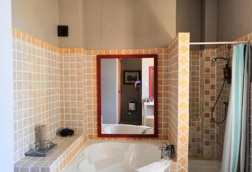 اتاق لوکس چهار تخته, Chambre D Hôtes Au Domaine Du Soleil Couchant