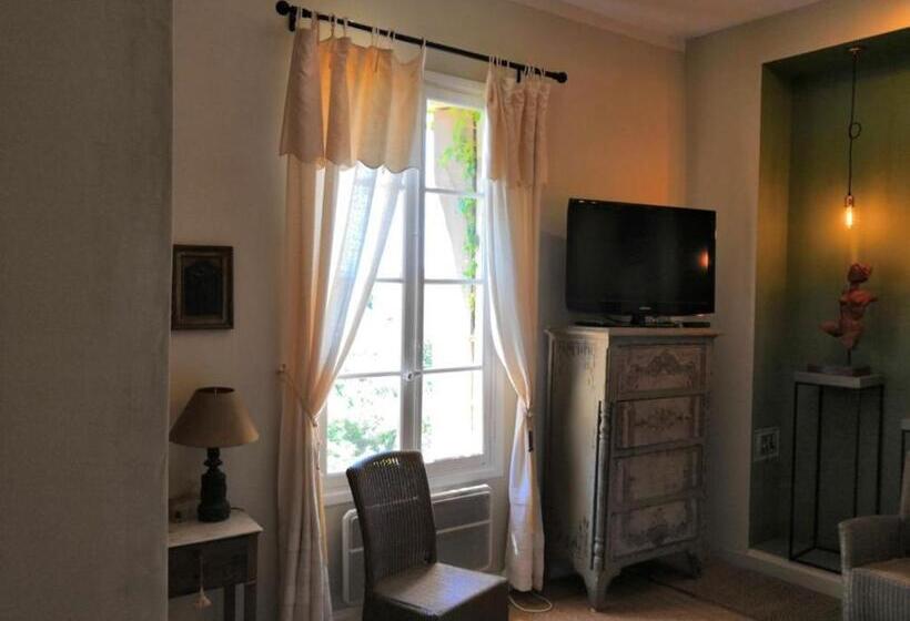 اتاق لوکس, Chambre D Hôtes Au Domaine Du Soleil Couchant